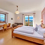 Gaestehaus-bauernhof Buchwieser مزرعة للإقامة *