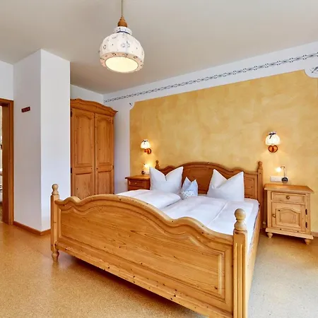 Farm stay Gaestehaus-bauernhof Buchwieser Unterammergau